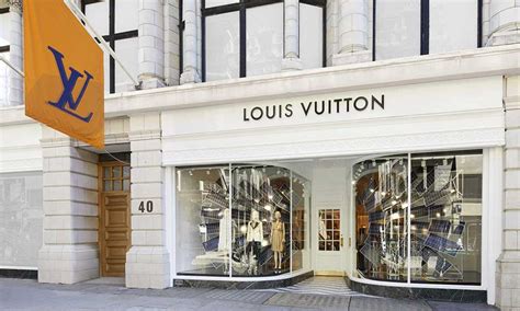 Menelusuri Jejak Bisnis Louis Vuitton (LV), Mulai dari .